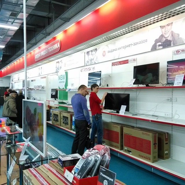 В российских магазинах бытовой техники пустые полки (фоторепортаж)