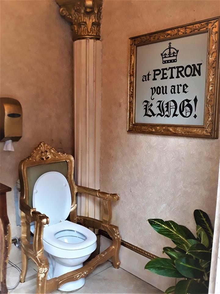 Туалет на заправке, в котором почувствуешь себя королем
