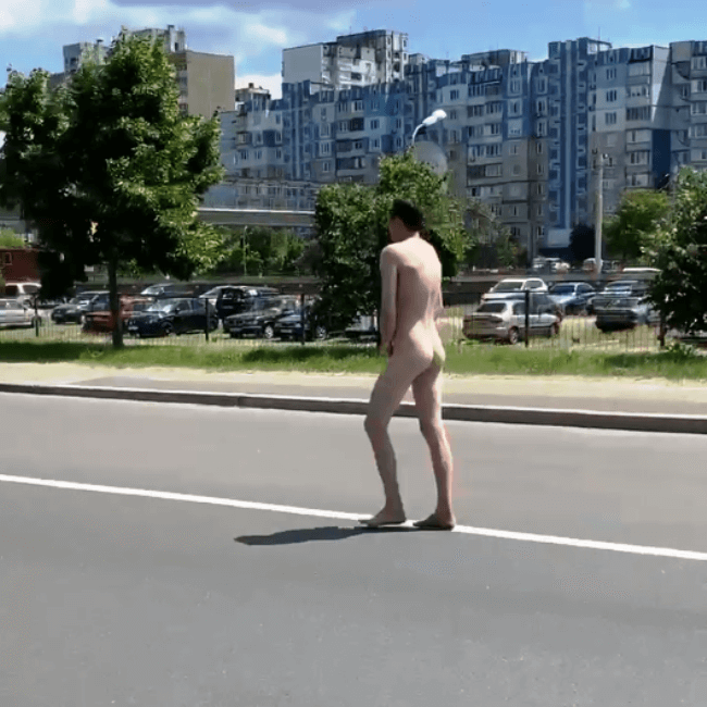 \"Проиграл пари\": по Киеву разгуливал голый мужчина. ВИДЕО