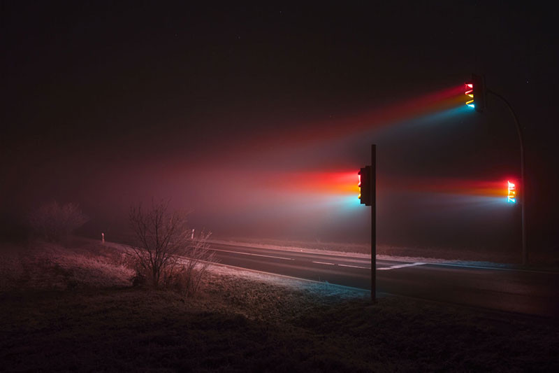 Ночные светофоры в тумане, сфотографированные на длинной выдержке