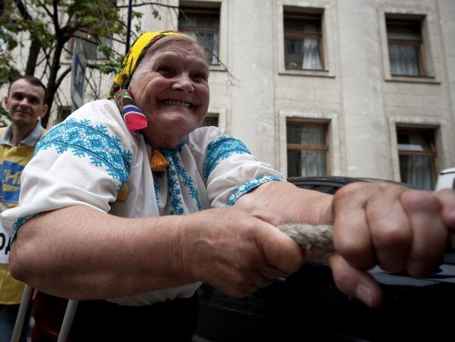 Баба Параска митингует под Администрацией Президента