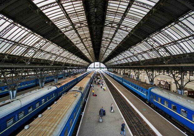 Остались на платформе: поезд \"Ивано-Франковск-Киев\" \"забыл\" пассажиров во Львове. ФОТО