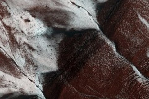 NASA показало лед на скалах Марса (фото)