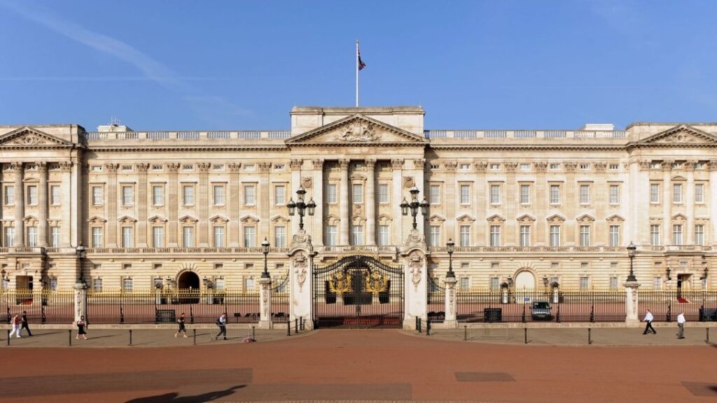 Как выглядят дворцы и замки британской королевской семьи. Фото