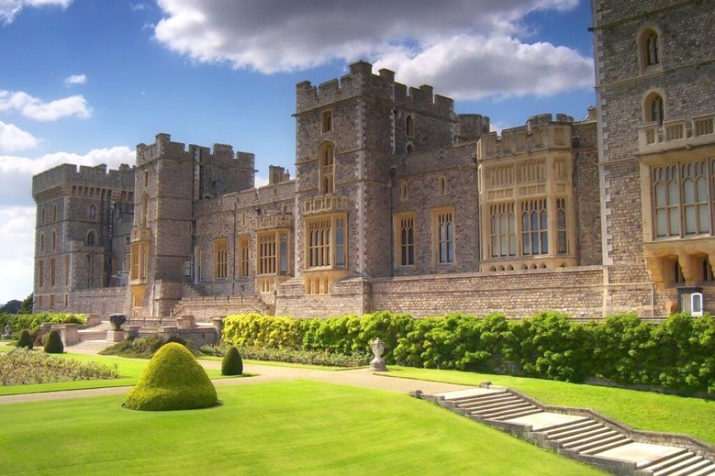 Как выглядят дворцы и замки британской королевской семьи. Фото