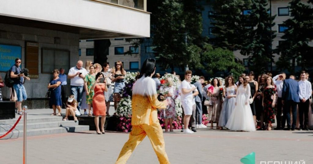 В Луцке парень удивил всех костюмом на выпускной (ФОТО)