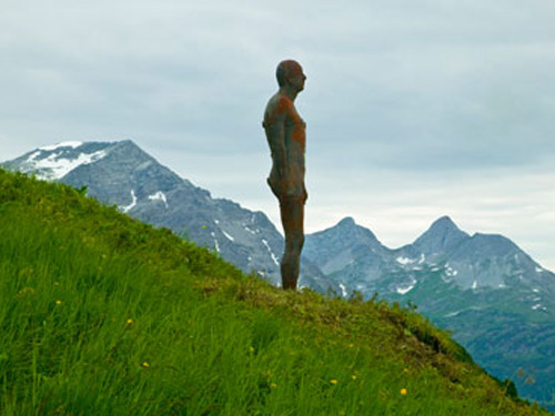 Британский художник установил 100 скульптур самого себя по всему миру