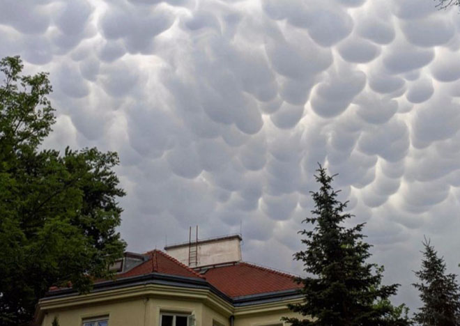 В небе над Польшей образовались вымеобразные облака. ВИДЕО