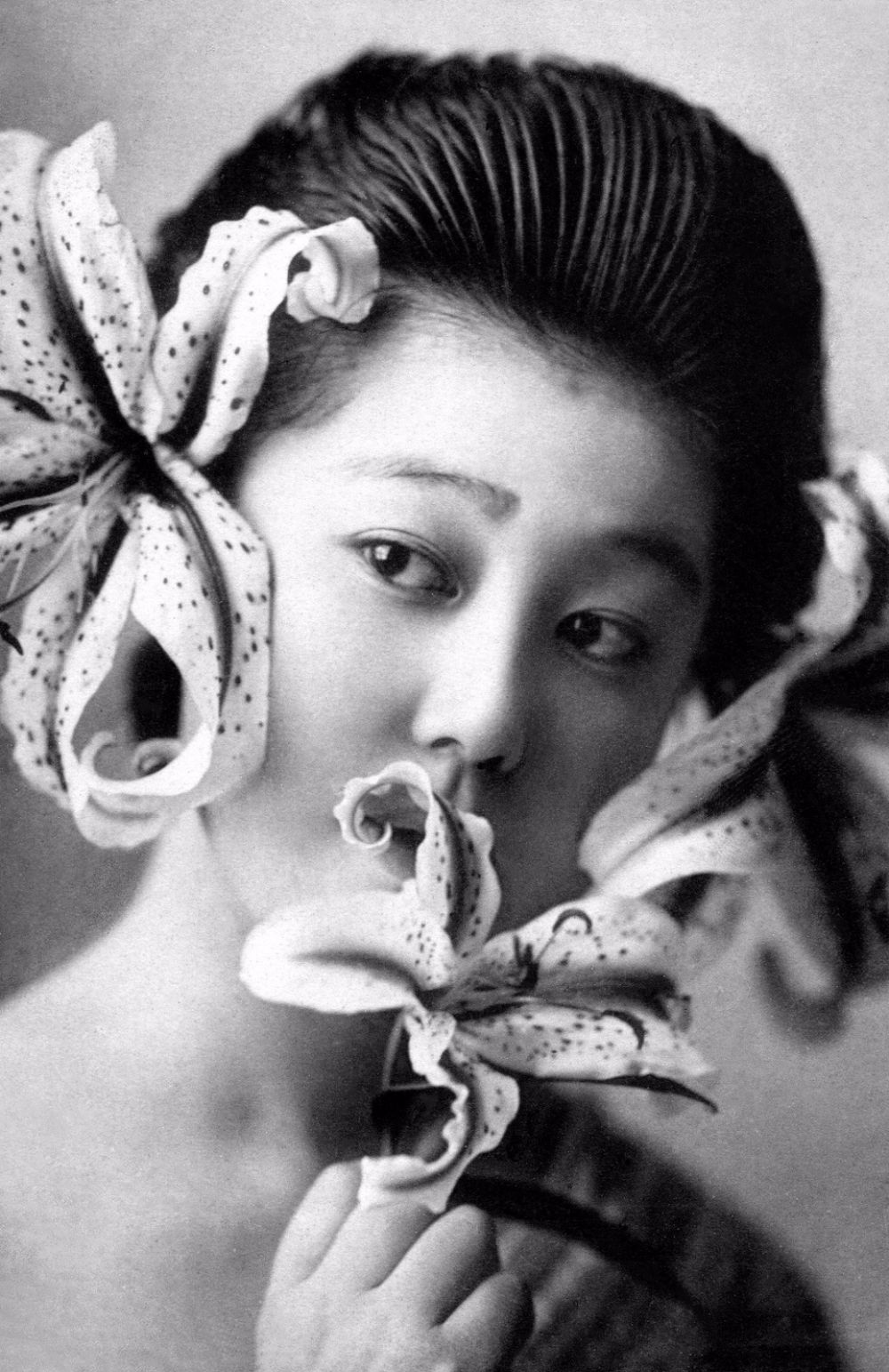 Молодые гейши в студийных портретах 1900-х годов