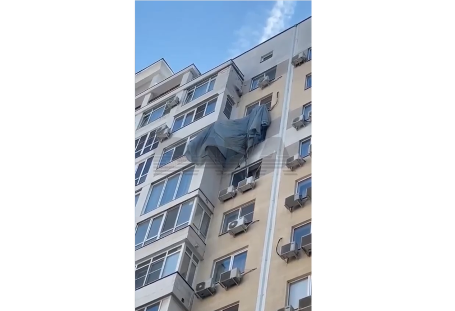 В России парашютист случайно залетел в окно на 13 этаже (видео)