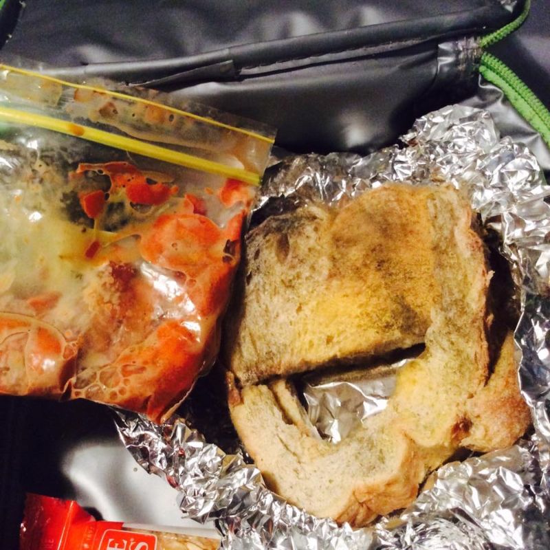 Родители хвастаются едой, забытой их детишками в школьных рюкзаках
