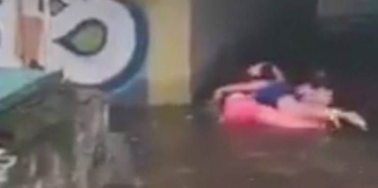 В Киеве после ливня женщина в купальнике плавала на надувном круге в переходе (ВИДЕО)