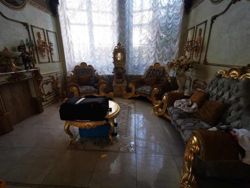 Скромное жилище: в РФ у полковника ГИБДД нашли дворец с позолоченным унитазом (фото)