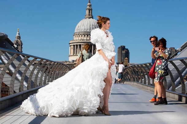 В Великобритании создали свадебное платье из-за защитных масок (ФОТО) 