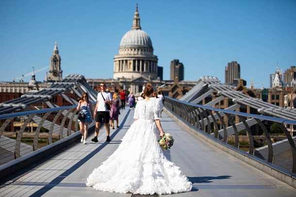 В Великобритании создали свадебное платье из-за защитных масок (ФОТО) 