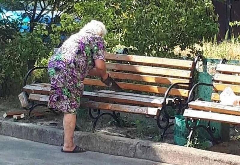 В Киеве бабушка распилила скамейку во дворе, чтобы ей не мешали спать (ФОТО)