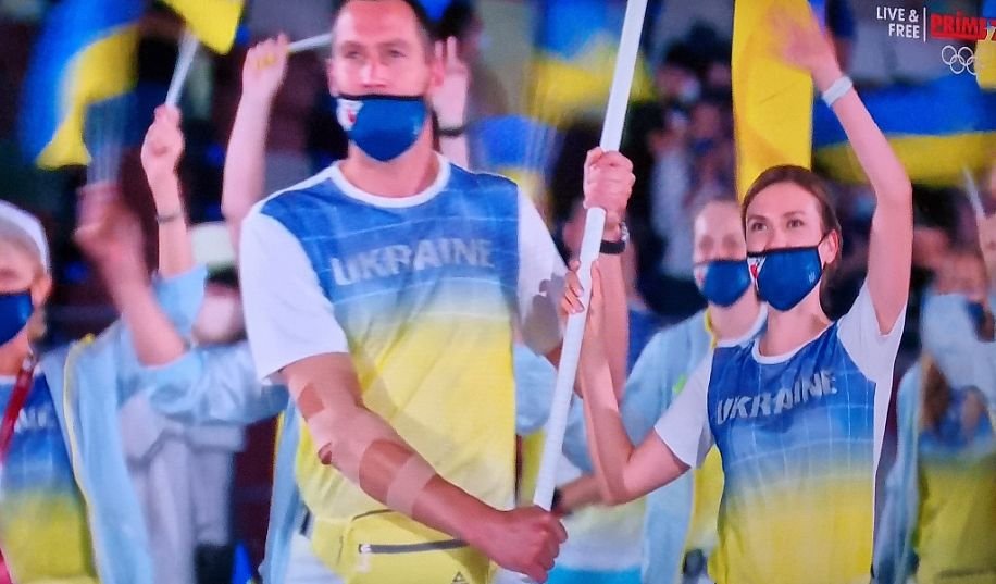 Украину высмеяли в соцсетях за маску под носом у знаменосца (ФОТО)