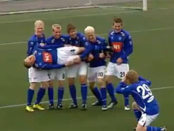 Исландские игроки отметили победный гол рыбалкой на футбольном поле