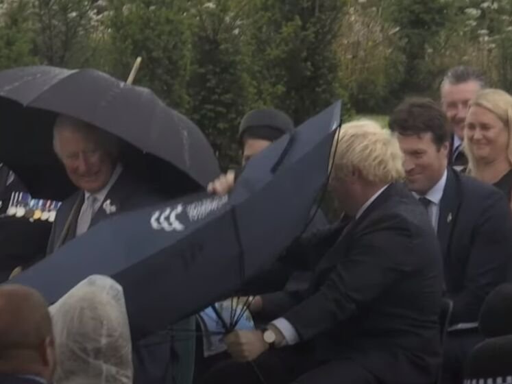 Ветер вывернул наружу зонт Джонсона, он пытался совладать с аксессуаром и рассмешил принца (ВИДЕО)