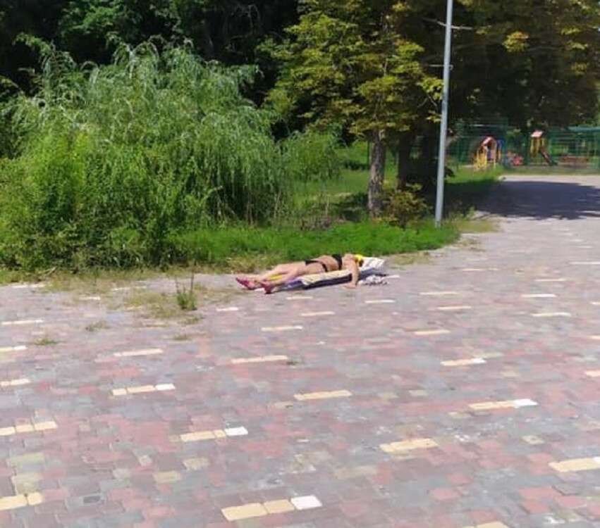 Под Днепром женщина искупалась в фонтане и легла загорать в городском парке (Фото)
