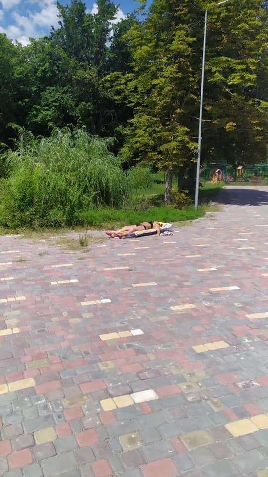 Под Днепром женщина искупалась в фонтане и легла загорать в городском парке (Фото)