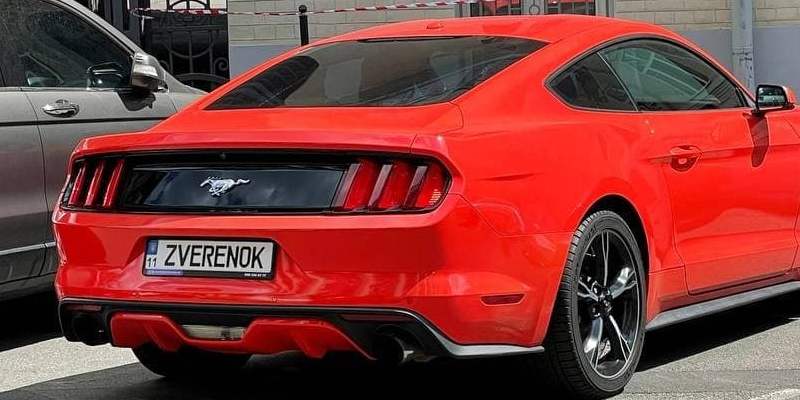 "Какое безвкусие": алый Mustang на парковке у бюджетного комитета Рады насмешил сеть (фото)