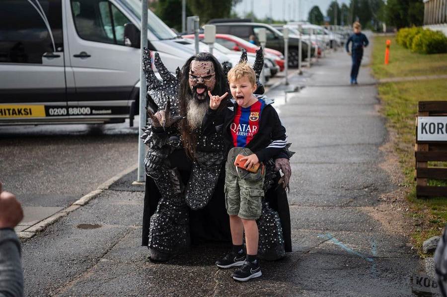 Вокалист Lordi явился на прививку от ковида в полном сценическом костюме (ФОТО)