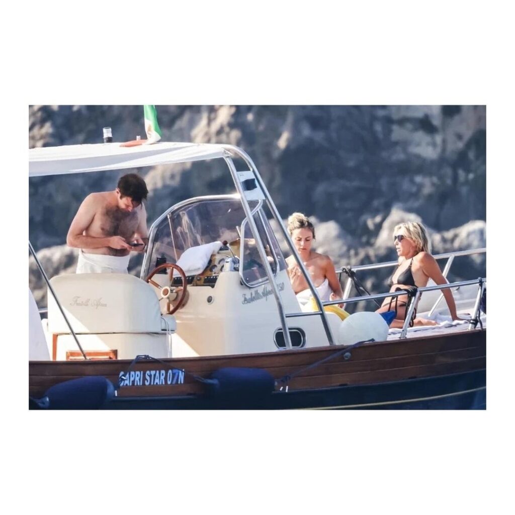 Муж принцессы Евгении отдохнул на яхте в компании моделей. Фото
