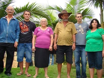 Элтон Пластер (второй слева) со своими биологическими родителями и Димас Алипранди (второй справа) в окружении настоящих мамы и папы