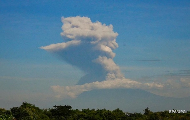 Как в Индонезии начал извергаться вулкан Мерапи (видео)