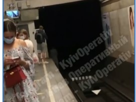 В Киев на станции метро пассажир справил малую нужду на рельсы (ВИДЕО)