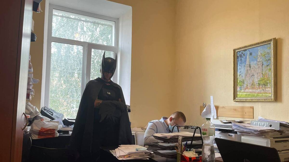Экс-нардеп прибыл на допрос в Печерское управление полиции в костюме Бэтмена (ФОТО)