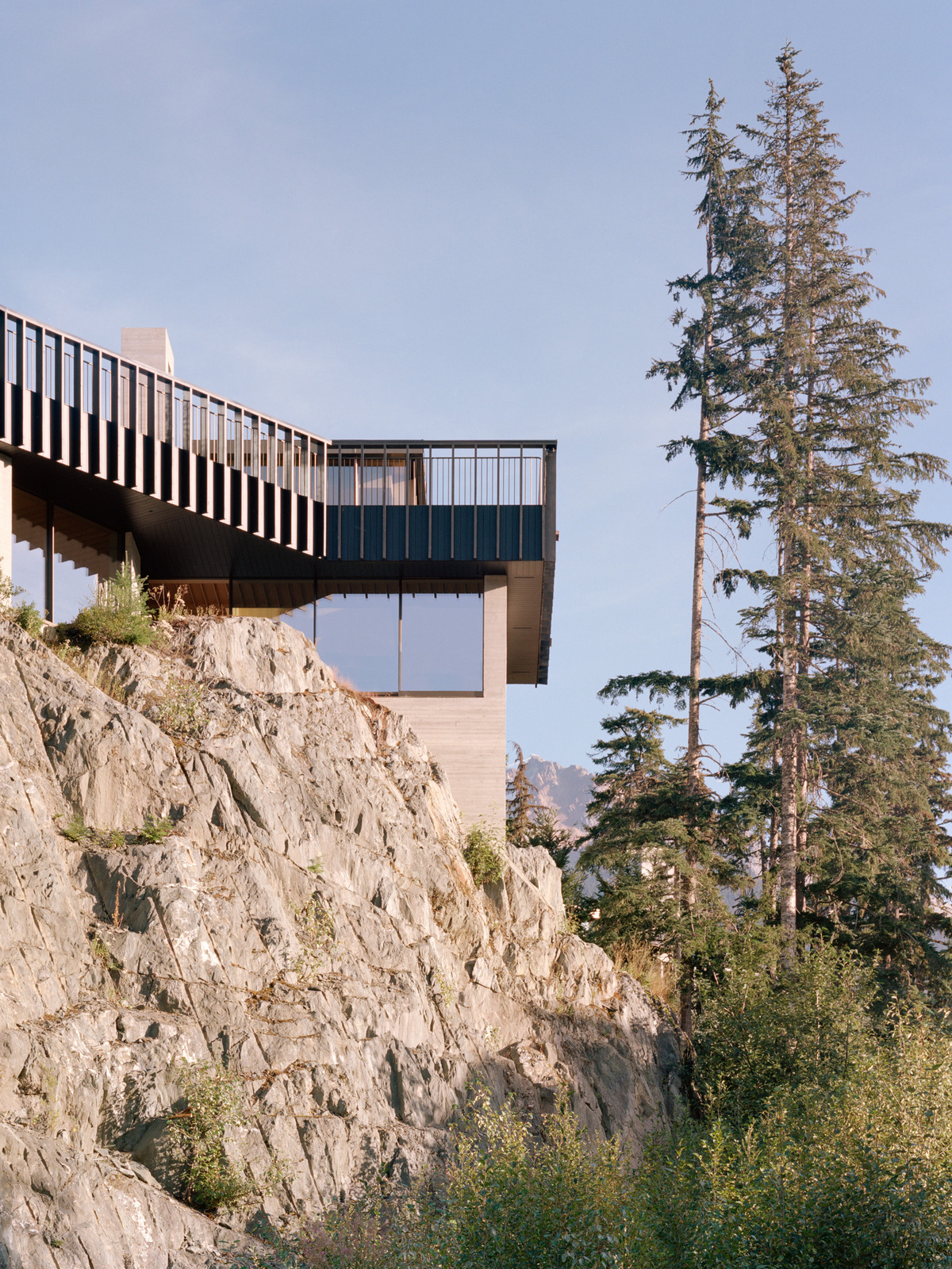 Семейный дом на скале в Канаде