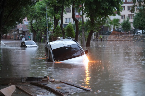 В Турции начались наводнения, есть жертвы (ВИДЕО)