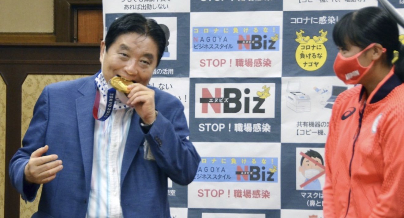 В Японии мэр покусал медаль олимпийской чемпионки: ей выдадут новую (ФОТО)