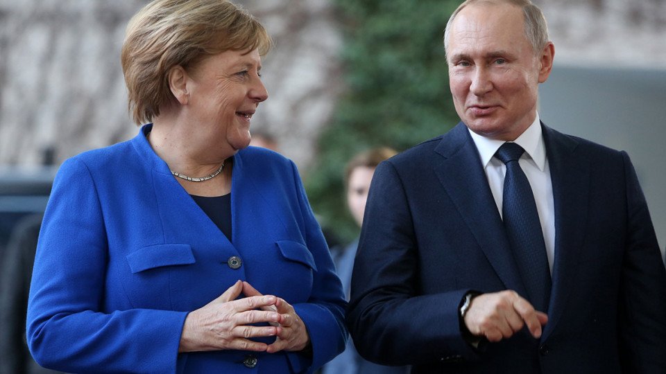 Во время встречи с Путиным у Меркель начал звонить телефон: видео