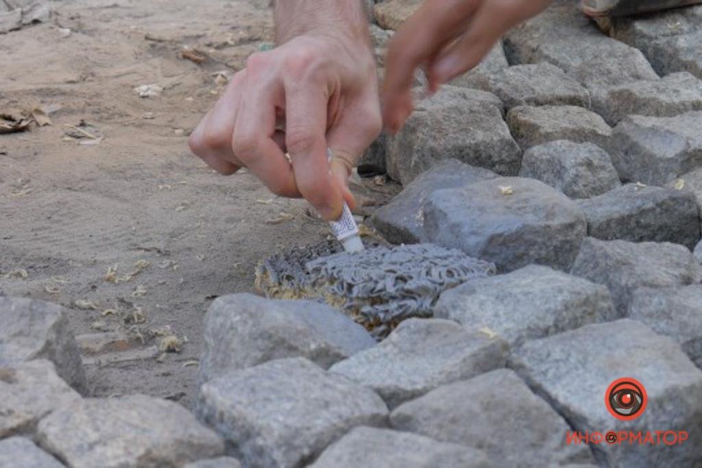 Из мивины и клея: блогер из Днепра решил оригинально заделать дыру в брусчатке (ФОТО)