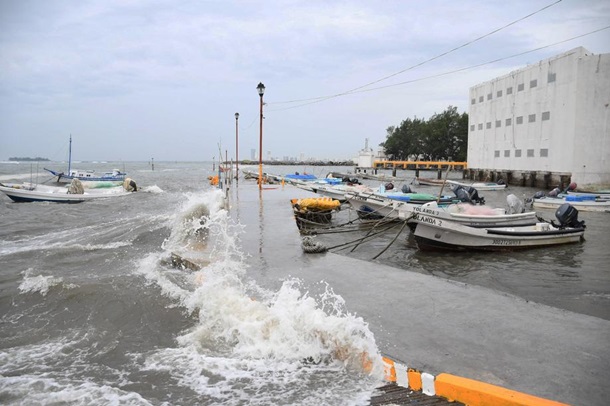 Ураган Грейс усилился у побережья Мексики (ВИДЕО)