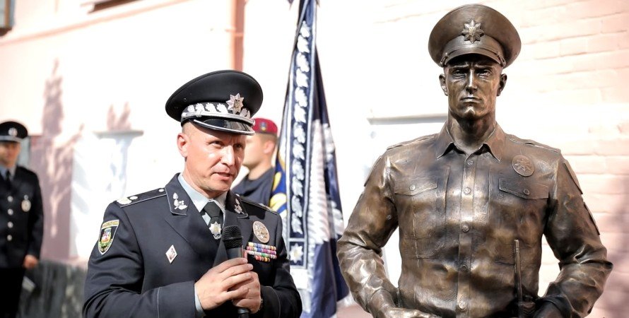 \"Звезда во лбу\". Глава полиции Киевской области открыл памятник себе на день рождения (ВИДЕО)