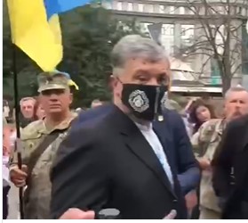 В центре Киева Порошенко облили зеленкой (ВИДЕО)