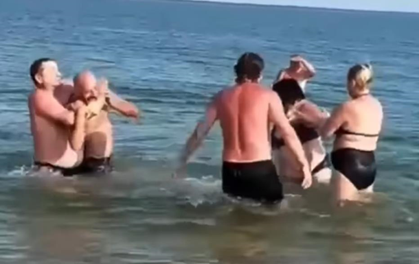 В Бердянске на пляже подрались из-за медуз
