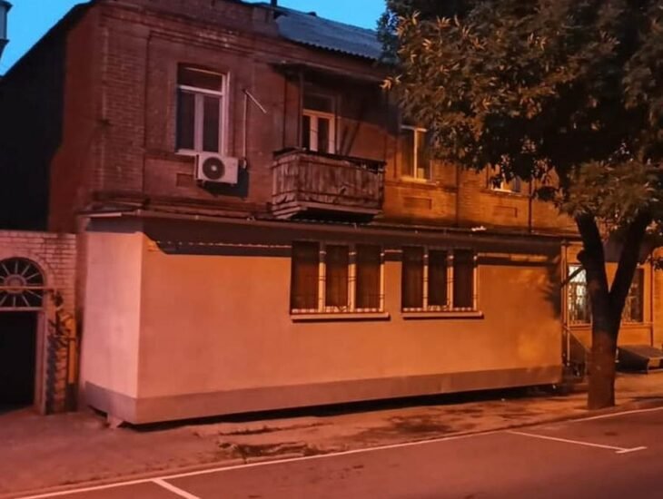 Заняла половину тротуара: в Днепре появилась новая царь-веранда (Фото) 