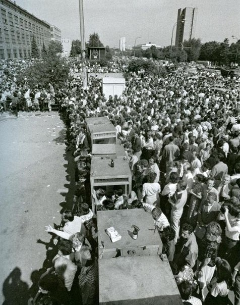 Очередь к офису МММ, Москва, 1990-е. ФОТО