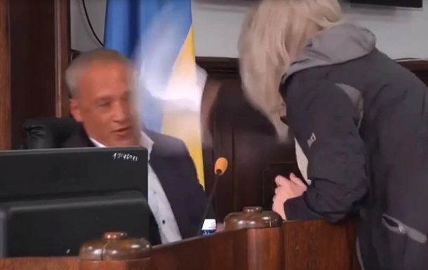 В Черновцах неадекватная женщина напала на мэра (ВИДЕО)