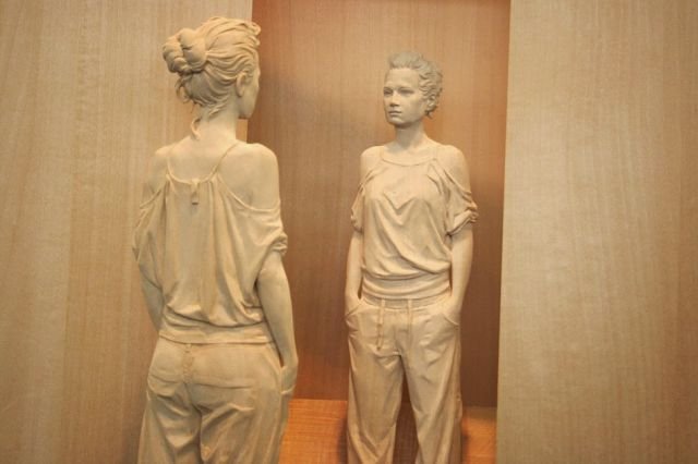 Реалистичные деревянные статуи