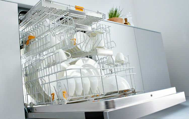 Мыть вручную или купить посудомойку: какой вариант экономнее