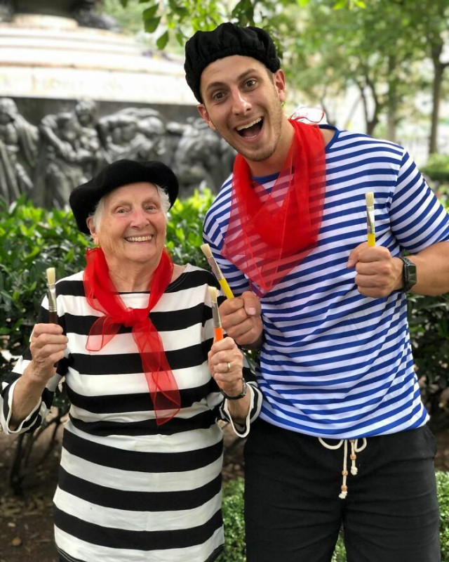 Бабушка и внук доказывают, что веселье не имеет возраста (фото) 
