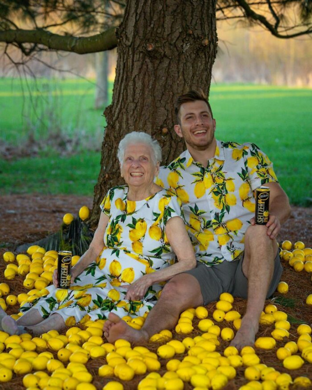 Бабушка и внук доказывают, что веселье не имеет возраста (фото) 