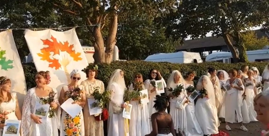 В Великобритании 70 женщин вышли замуж за деревья (видео)