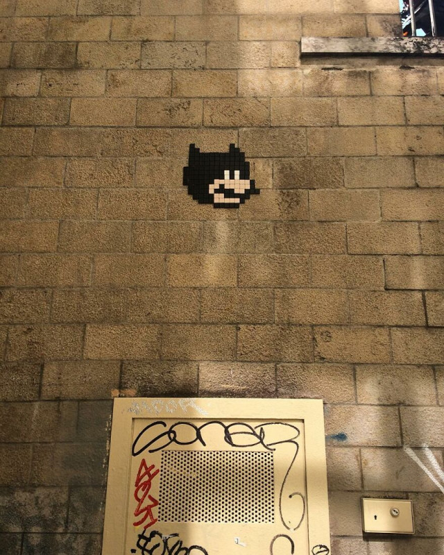 Уличный художник украшает улицы мозаикой Марио, который косплеит (фото) 